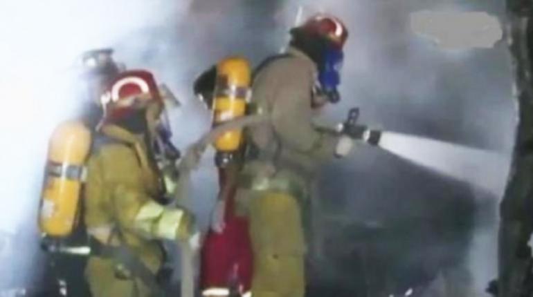 Los bomberos durante el enfriamiento de la zona. | Captura de pantalla Unitel