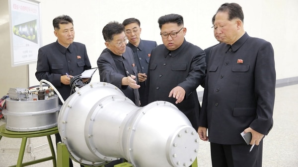 Kim Jong-un inspecciona la bomba H que luego sería probada “con éxito” (KCNA via Reuters)