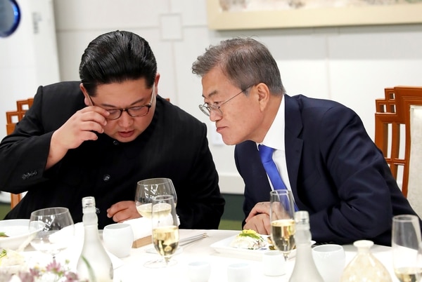 Kim Jong-un junto al presidente surcoreano Moon Jae-in (Korea Summit Press Pool/Pool via Reuters)