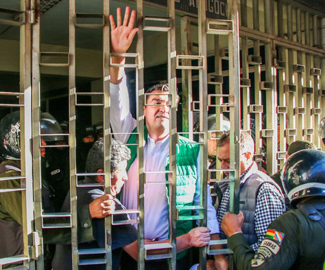 El alcalde de Cochabamba, José María Leyes, tras salir de la Fiscalía. Foto, Fernando Cartagena