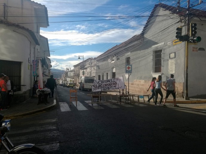 Un bloqueo esporádico en la calle Calvo esquina Padilla, esta tarde.