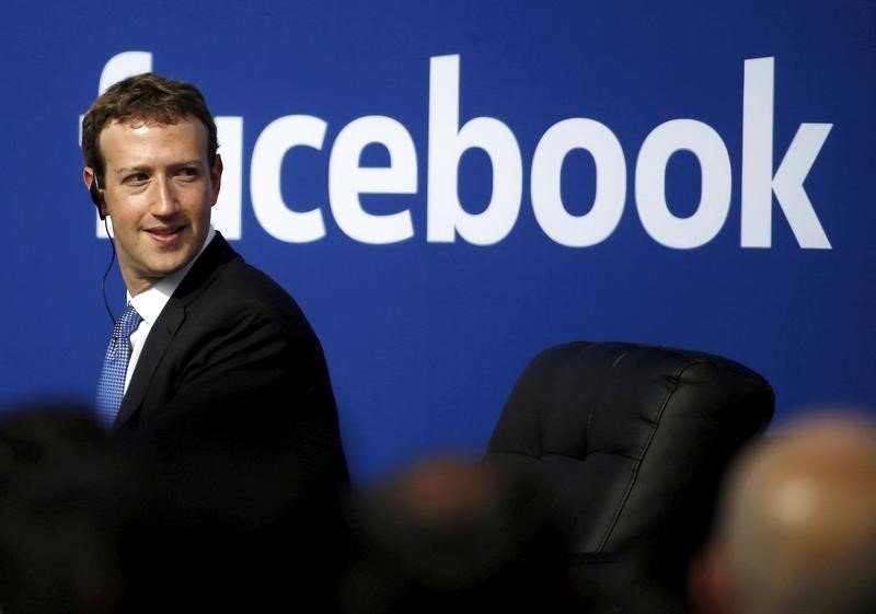 La red social Facebook lanzó el lunes una iniciativa para hacer frente a las noticias falsas en Francia, donde los medios están bajo los focos ante la cercanía de las elecciones presidenciales. En esta imagen de archivo, el consejero delegado de Facebook, Mark Zuckerberg, durante un acto en la sede de la compañía en Menlo Park, California, EEUU, el 27 de septiembre de 2015. REUTERS/Stephen Lam/File Photo