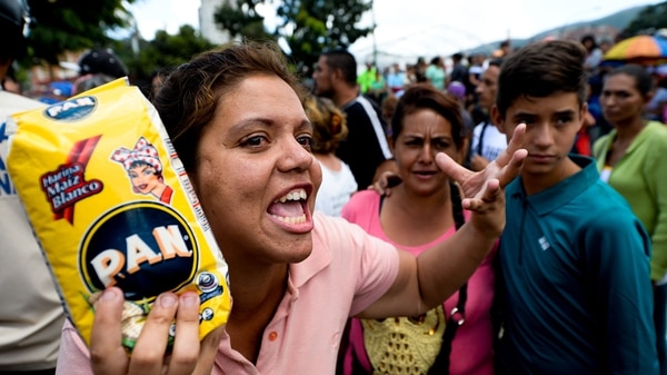 En venezuela faltan los productos básicos y las filas para conseguir alimentos son cosa de todos los días (AFP)