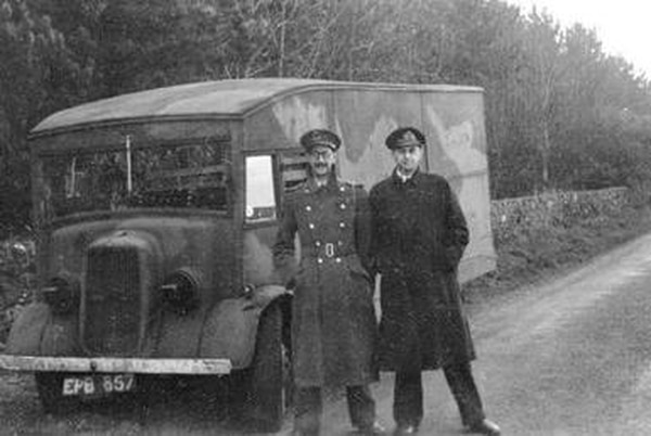 Charles Cholmondeley y Ewen Montagu durante el traslado del cuerpo a Escocia. Luego fue embarcado en su submarino y llevado hasta la costa de España.