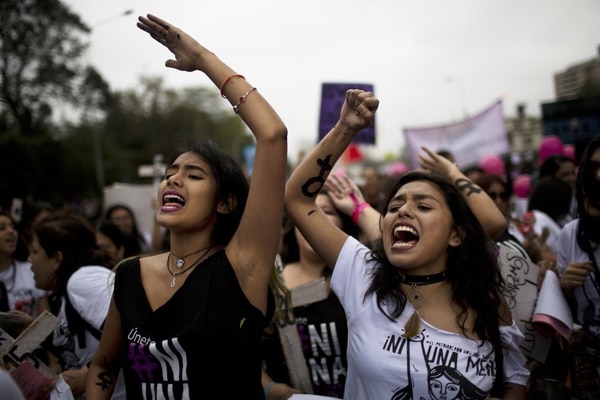 Mujeres protestan en Lima en el marco del movimiento #NiUnaMenos contra la violencia de género (AP)