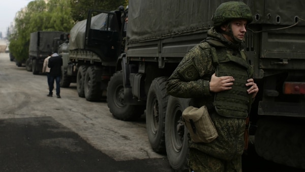 A pesar de sus operaciones en el extranjero, Rusia ha tenido que reducir su gasto militar por sus problemas económicos (AP)