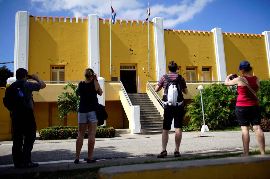 Un grupo de turistas fotografía la fachada del antiguo Cuartel Moncada, en diciembre de 2017. (Reuters)