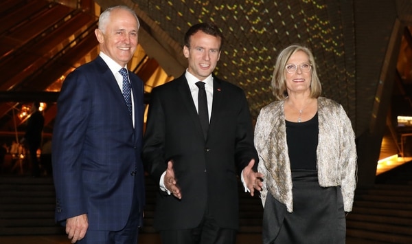 El presidente francés Emmanuel Macron posa junto al primer ministro australiano Malcolm Turnbull y su esposa Lucy (AFP)