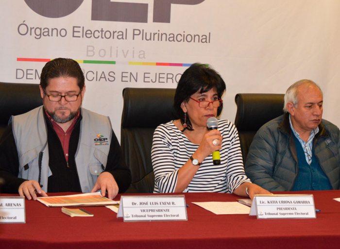 AUTORIDADES DEL ÓRGANO ELECTORAL DURANTE LA CONFERENCIA DE PRENSA EFECTUADA AYER.