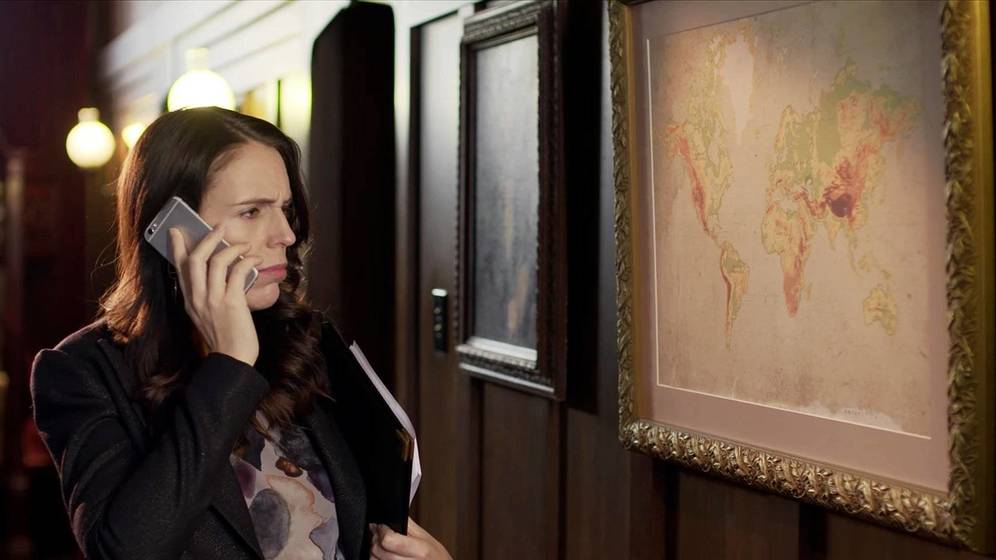 Foto: La primera ministra neozelandesa Jacinda Ardern descubre estupefacta que, efectivamente, su país no aparece en los mapas