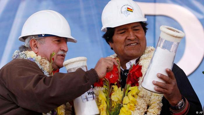 Evo Morales durante una visita a una planta de litio en el Salar de Uyuni, en 2009.