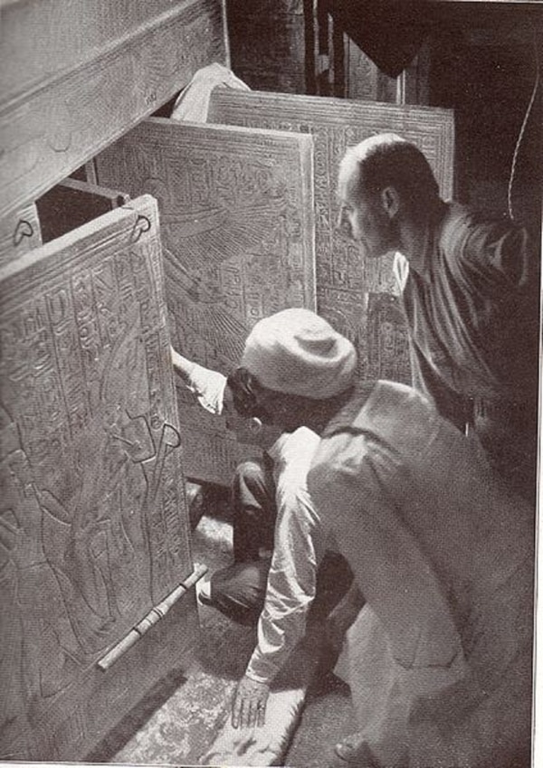 El momento en que abrieron la tumba de Tutankamon, en 1922