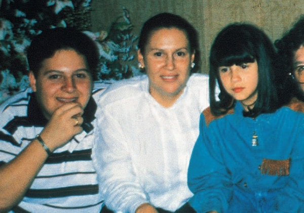 María Victoria junto a sus hijos Juan Pablo y Manuela: en la Argentina cambiaron su identidad