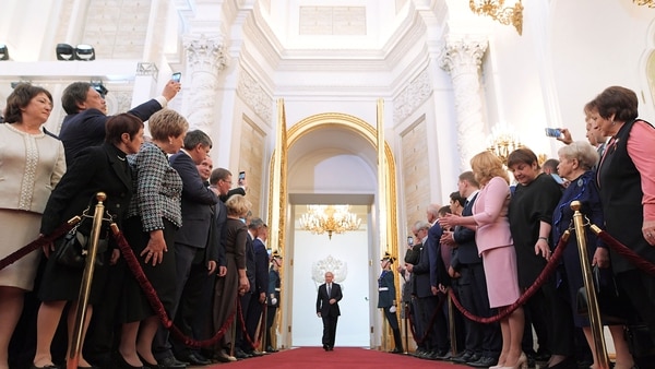 Los invitados observan la entrada de Putin para prestar juramento (Reuters)