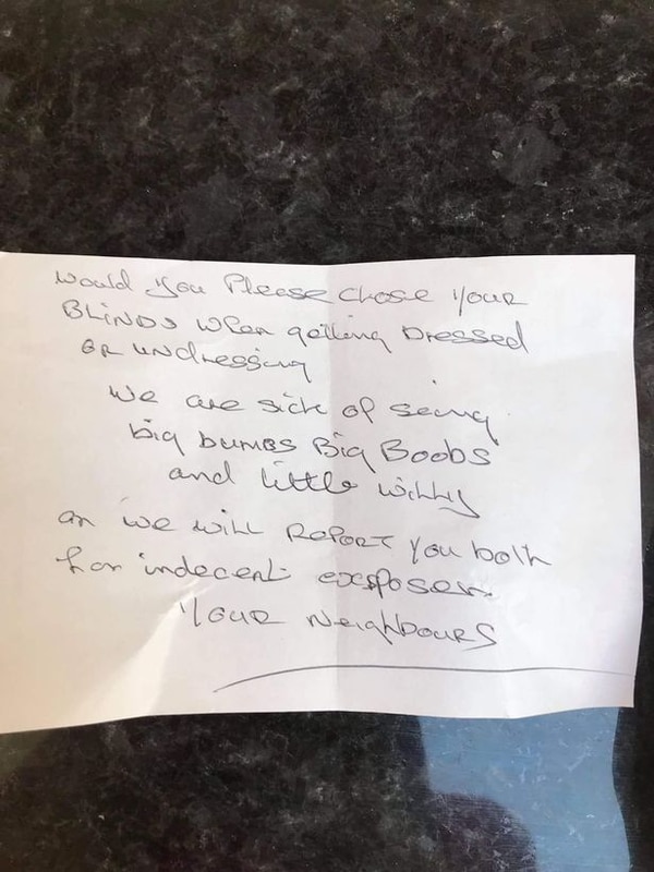 La carta anónima que Karin y Jay Stone recibieron de parte de sus “vecinos”