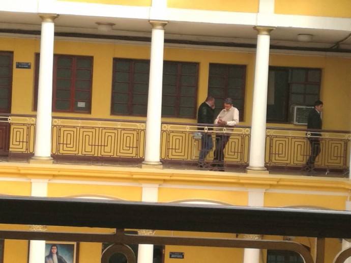 Carlos Romero al momento de abandonar la reunión en Cochabamba. Foto: CORREO DEL SUR