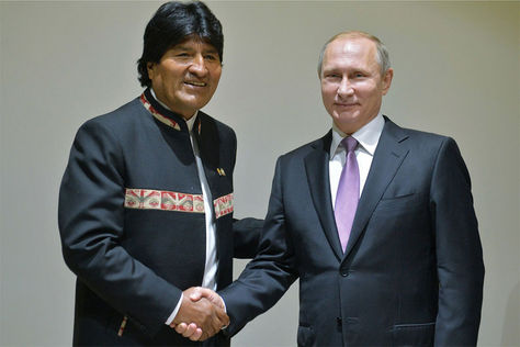 El presidente Evo Morales estrecha la mano de su homólogo ruso, Vladimir Putin. 