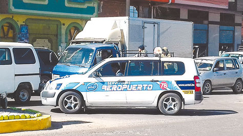 Servicio. Un taxi del Sindicato Aeropuerto 78 lleva pasajeros por la avenida Héroes del Kilómetro 7.