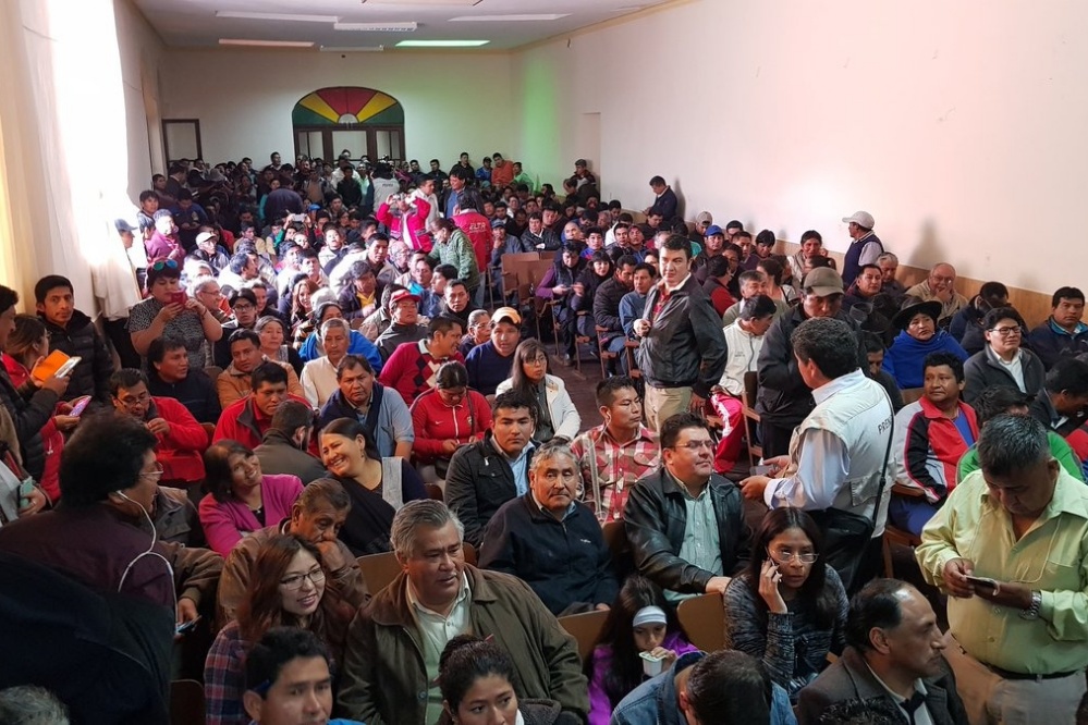 Gritan “traidor” a Urquizu en medio de la reunión chuquisaqueña por Incahuasi