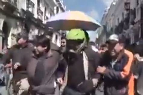 Al centro, el gobernador Esteban Urquizu es evacuado con un casco.