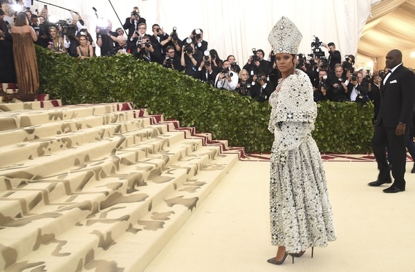 Rihanna en el Museo Metropolitano de Arte en Nueva York con un vestido papal que despertó críticas entre la comunidad cristiana (AP)