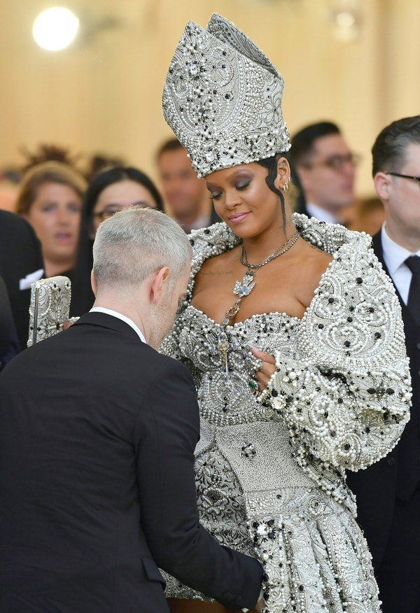 Rihanna fue quien más polémica despertó con su vestido papal. La consigna del Met era “Cuerpos celestes: la Moda y la Imaginación Católica”. Y ella lo respetó (AFP)