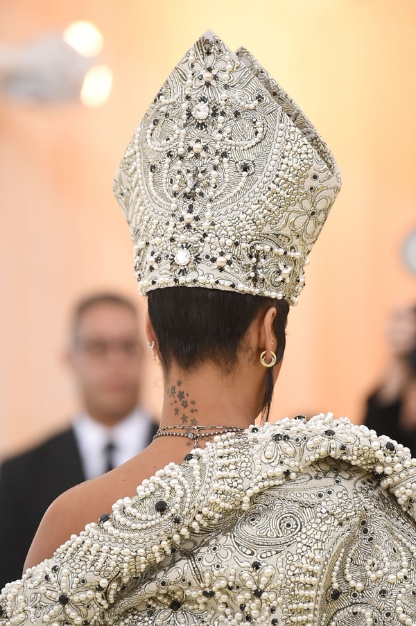 Detalle de la mitra que lució Rihanna en la Met Gala de Nueva York (AFP)