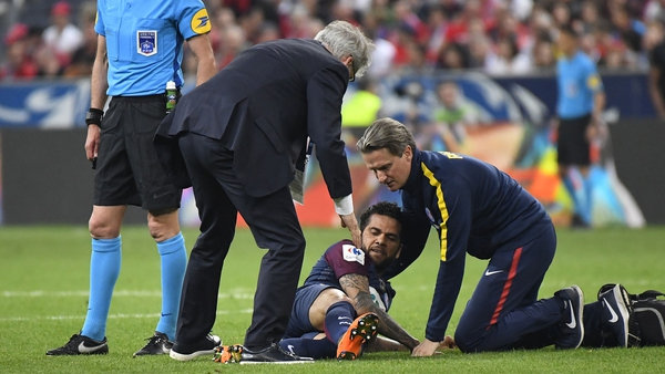 Alves tuvo que ser reemplazado (AFP)