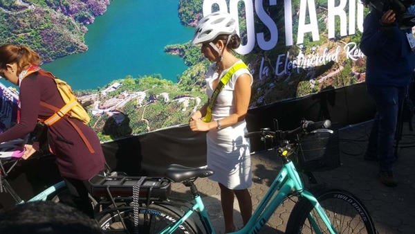 Carolina Hidalgo, presidente del Parlamento, se trasladó en bicicleta