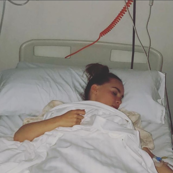La mamá de Belinda compartió esta foto de la artista dormida en el hospital tras la operación  (Instagram: Belinda Schull)