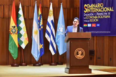 El ministro de Economía y Finanzas Públicas, Mario Guillén, durante su exposición en el “Seminario Internacional: Evaluación y Perspectivas de la Economía Boliviana y de la Región”. 