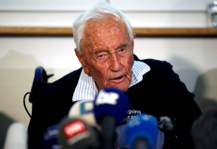 David Goodall, de 104 años, reacciona durante una conferencia de prensa un día antes de su intención de quitarse la vida en el suicidio asistido, en Basilea, Suiza, el 9 de mayo de 2018. REUTERS / Stefan Wermuth