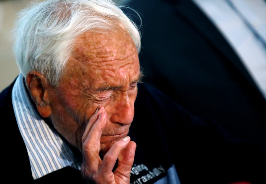 David Goodall, de 104 años, reacciona durante una conferencia de prensa un día antes de su intención de quitarse la vida en el suicidio asistido, en Basilea, Suiza, el 9 de mayo de 2018. REUTERS / Stefan Wermuth
