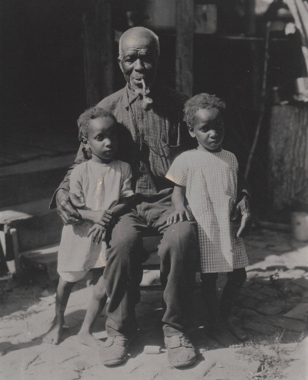 El ex esclavo Oluale Kossula con sus tataranietas, alrededor de 1927. (The McCall Library, University of South Alabama)