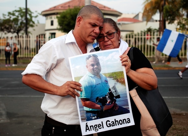 La madre y el hermano del periodista Ángel Gahona salieron a las calles de Managua. (REUTERS/Oswaldo Rivas)