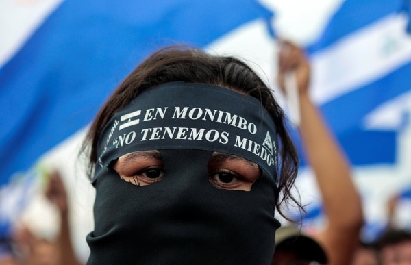 Una manifestante con una máscara que dice: “No tenemos miedo”. (REUTERS/Oswaldo Rivas)