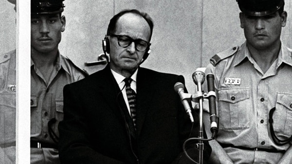 Adolf Eichmann durante su juicio en Jerusalén, adonde fue trasladado desde la Argentina en mayo de 1960