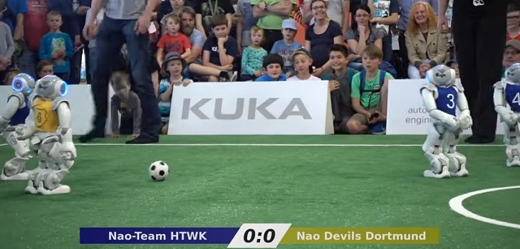 Robots jugando fútbol