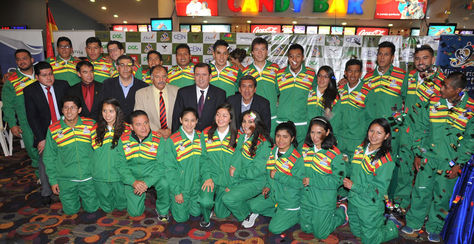 Parte del equipo Bolivia para los Juegos Odesur y autoridades posan en un acto público. Foto: Archivo La Razón