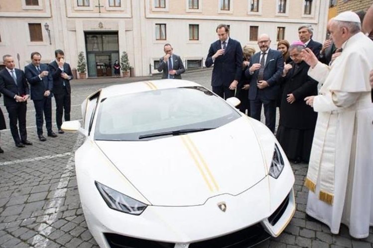 El papa Francisco bendice el automóvil que le regalaron el año pasado. (Foto Prensa Libre: AFP)