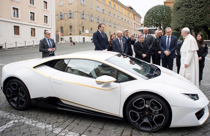 Lamborghini del papa Francisco fue vendido por Q6 millones. (Foto Prensa Libre: EFE)