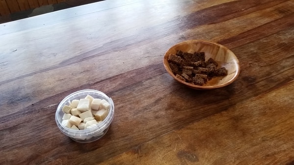 Rúgbraud y trozos de hákarl.