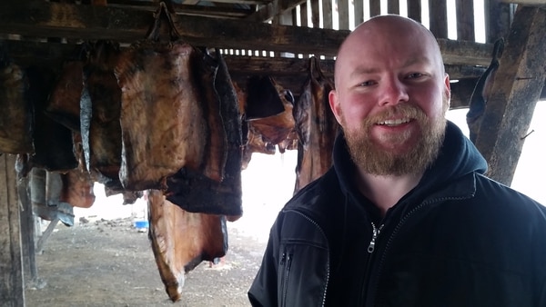 Kristján trabaja en la producción de hákarl con la misma técnica que desarrollaron hace siglos sus antepasados