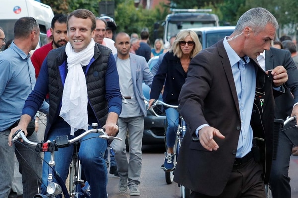 Macron, en bicicleta junto a su esposa, en una imagen típica de su perfil comunicacional