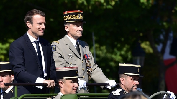 Macron, junto a Pierre de Villiers, el general del Ejército que terminó renunciando luego de que recortara le presupuesto militar (AFP)