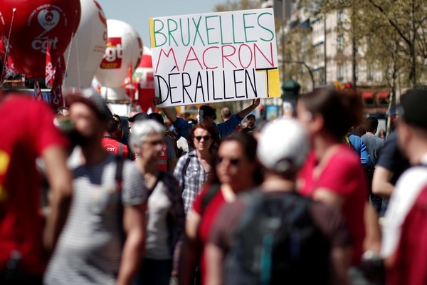 Macron enfrenta mucha resistencia sindical en la calle por sus reformas