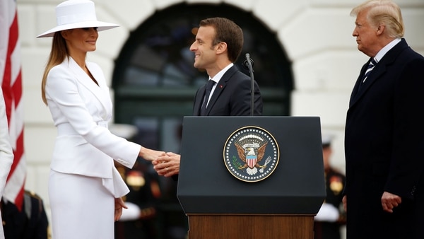 El mandatario francés saluda a la primera dama estadounidense, Melania Trump (Reuters)