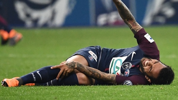 (AFP) Dani Alves se lesionó en la final de la Copa de Francia