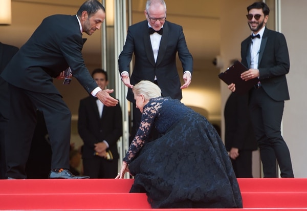 La caída de Helen Mirren en 2016 en Cannes (Getty Images)
