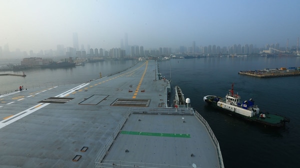 El portaaviones dejó el puerto de Dalian, en el norte, para iniciar sus pruebas en mar (AFP)